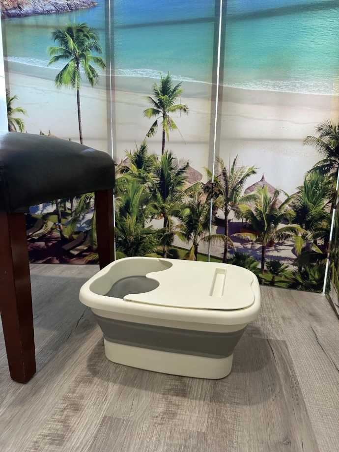 Foot Detox - image of the foot detox equipment and a chair and behind it a wall with a beach mural. 